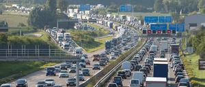 Autos stehen auf der Autobahn 8 bei Stuttgart (Baden-Württemberg) in beiden Fahrtrichtungen im Stau. 