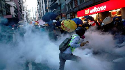 Demonstranten in Hongkong in Schwaden von Tränengas 