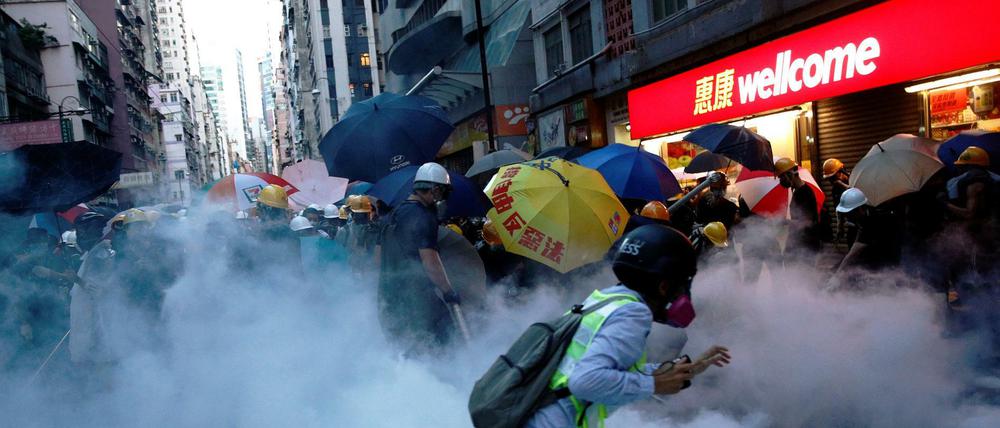 Demonstranten in Hongkong in Schwaden von Tränengas