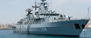 Die deutsche Fregatte "Schleswig-Holstein" vor der Küste von Catania (Sizilien). 