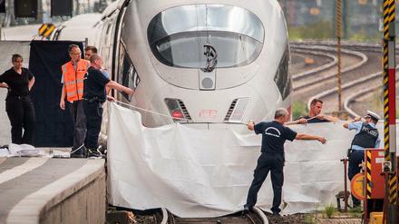 Am Gleis sieben des Frankfurter Hauptbahnhofs stieß ein 40 Jahre alter Mann einen Achtjährigen und seine Mutter auf die Schienen.