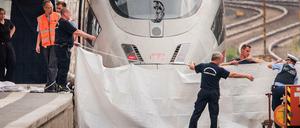 Am Gleis sieben des Frankfurter Hauptbahnhofs stieß ein 40 Jahre alter Mann einen Achtjährigen und seine Mutter auf die Schienen.