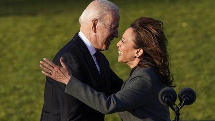 US-Präsident Joe Biden umarmt seine Stellvertreterin Kamala Harris während seiner Rede bei einer Zeremonie am Weißen Hauses. 