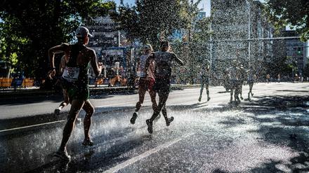 Gefährlicher Sport. Beim Berlin-Marathon 2018 wurden die Veranstalter wegen der Hitze erfinderisch.