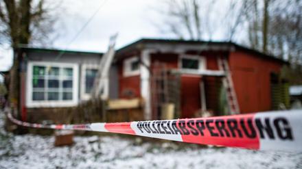 Ein Absperrband der Polizei ist vor einem Gebäude auf dem Campingplatz Eichwald zu sehen. 