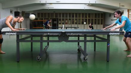 Die Spielerinnen und Spieler dürfen die Platte berühren, sich sogar draufstellen. Tischtennisspielern gefällt das gar nicht. 