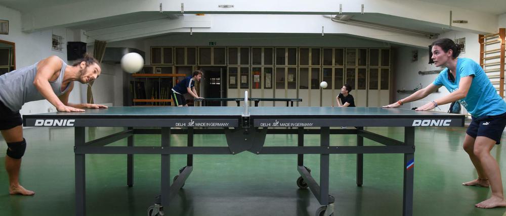 Die Spielerinnen und Spieler dürfen die Platte berühren, sich sogar draufstellen. Tischtennisspielern gefällt das gar nicht.