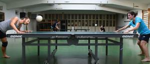 Die Spielerinnen und Spieler dürfen die Platte berühren, sich sogar draufstellen. Tischtennisspielern gefällt das gar nicht. 