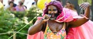 Bei einer Performance am Weiher auf dem Festspielhügel singt der Dragperformer Le Gateau Chocolat in der Pause. Hier am Premierenabend vergangenen Donnerstag.