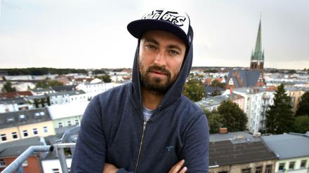 Keine Statue mehr: Der Rapper Marteria bei einem Pressetermin auf dem Dach einer Brauerei in Rostock. 