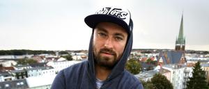 Keine Statue mehr: Der Rapper Marteria bei einem Pressetermin auf dem Dach einer Brauerei in Rostock. 