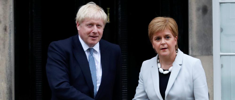 Premierminister Boris Johnson und Ministerpräsidentin Nicola Sturgeon schütteln sich die Hände in Edinburgh, Schottland.
