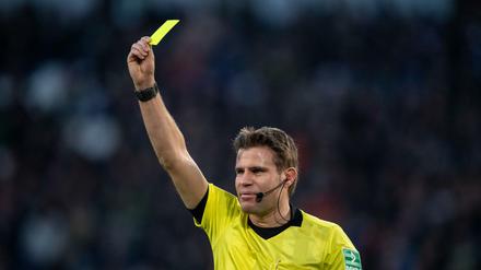 Für den Spieler, nicht den Trainer. Ab der kommenden Saison könnten Schiedsrichter mit Karten auch die Trainer sanktionieren.