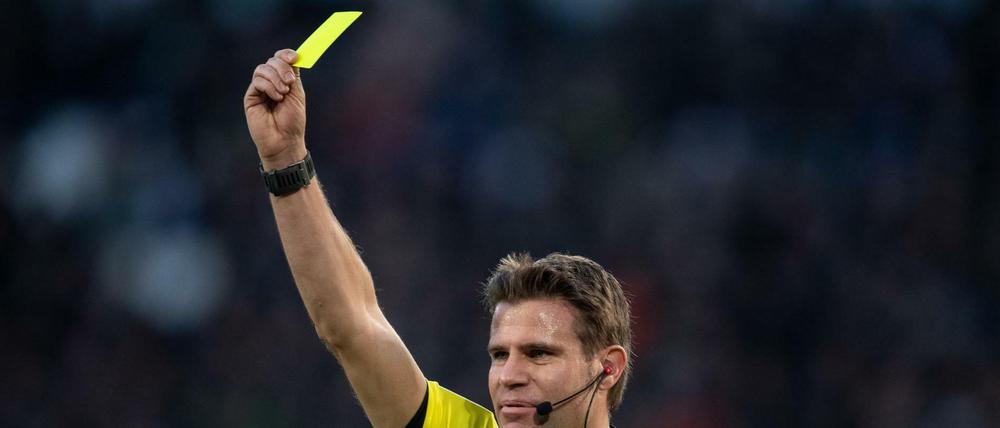 Für den Spieler, nicht den Trainer. Ab der kommenden Saison könnten Schiedsrichter mit Karten auch die Trainer sanktionieren.