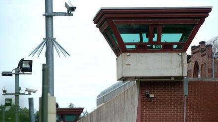 Ein Wachturm der JVA Tegel. Dort sind auch Sicherungsverwahrte untergebracht, die ihre Strafe abgesessen haben.