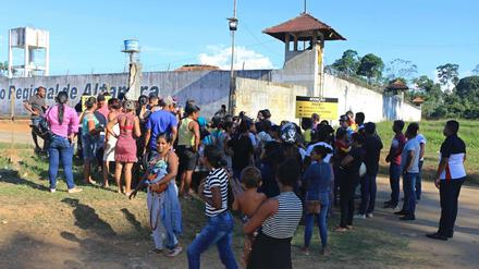 Viele Tote bei Kämpfen in brasilianischem Gefängnis: Angehörige warten auf Informationen über Familienmitglieder.