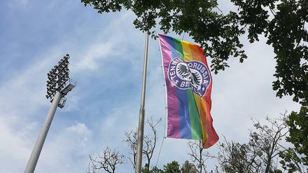 Im Jahr 2017 gab es Streit zwischen Jens Redlich und der Abteilung Aktive Fans wegen einer Regenbogenflagge.