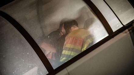 Polizeibeamte begleiten einen Afghanen auf dem Flughafen Leipzig-Halle in ein Charterflugzeug. 45 abgelehnte Asylbewerber wurden mit dem Sonderflug in Afghanistans Hauptstadt Kabul abgeschoben.