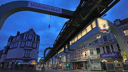 Seit 5:12 fährt die Schwebebahn in Wuppertal wieder.
