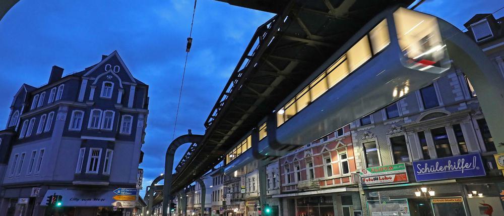 Seit 5:12 fährt die Schwebebahn in Wuppertal wieder.