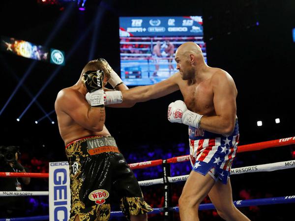 Mitten drauf: Gegen Tyson Fury hatte Tom Schwarz (links) kaum eine Chance.