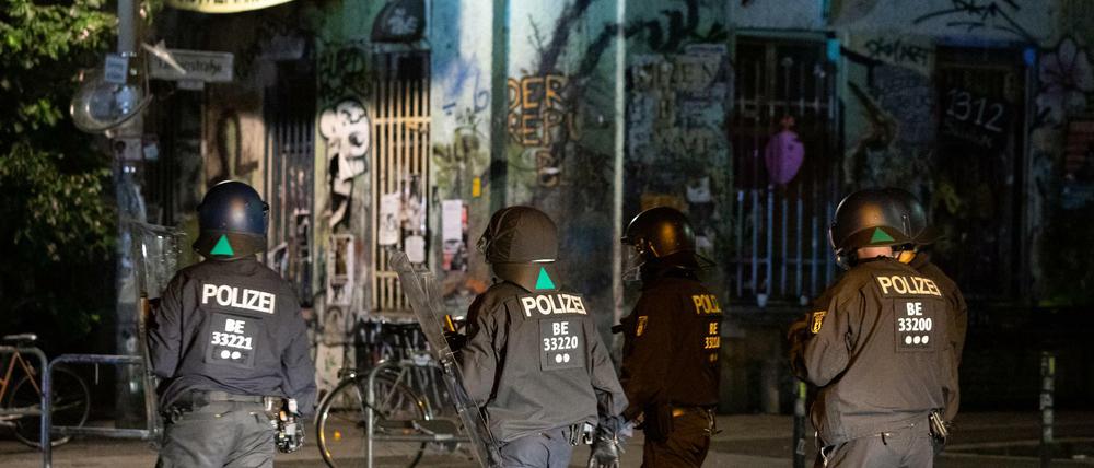 Gerade bei Einsätzen rund um die Hausprojekte in der Rigaer Straße in Friedrichshain werden immer wieder Beamte verletzt.  