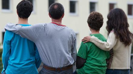 Eine syrische Familie vor einer Flüchtlingsunterkunft
