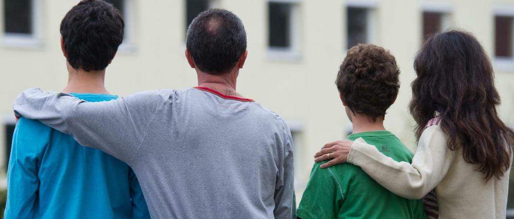 Eine syrische Familie vor einer Flüchtlingsunterkunft