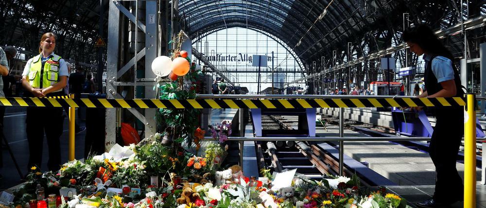 Blumen am Tatort am Hauptbahnhof in Frankfurt.