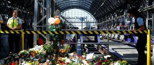 Blumen am Tatort am Hauptbahnhof in Frankfurt. 