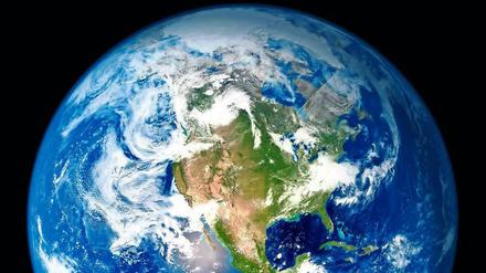 Weltweite Symbiose. Sind alle Organismen auf der Erde voneinander abhängig und bilden – in einer Art „Symbiose aus dem Weltraum betrachtet“ – einen größeren, den ganzen Planeten umfassenden Organismus? Davon geht Lovelocks „Gaia“-Hypothese aus.