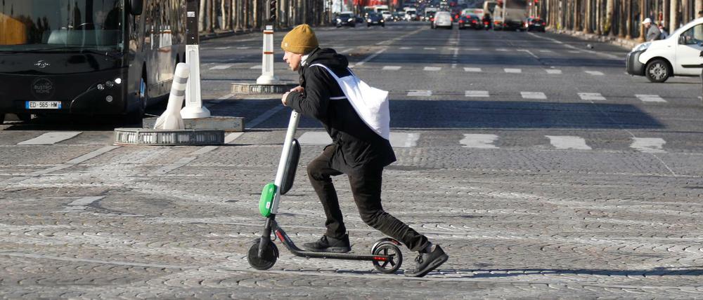Ein E-Tretroller auf den Champs-Elysées in Paris