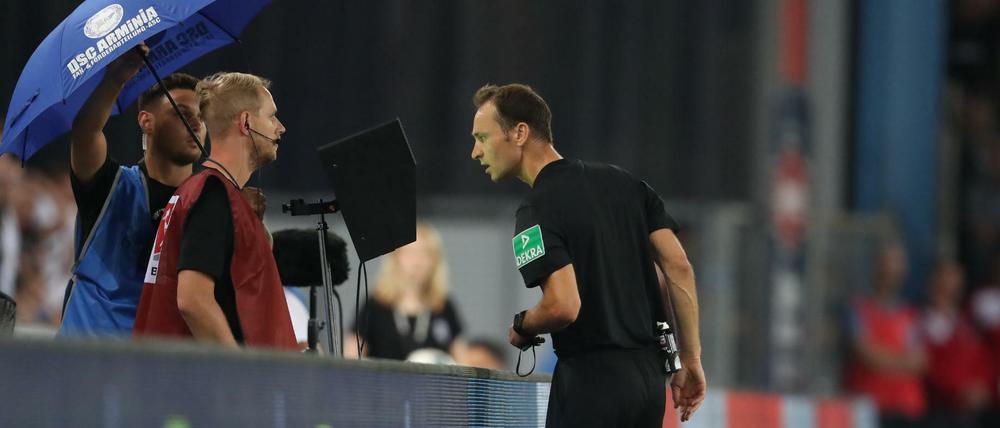 Zu viel Spielraum. Auch Schiedsrichter Bastian Dankert tut sich mit der Handspiel-Regel schwer.