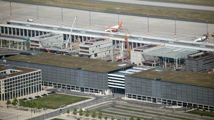 Bauarbeiten am Terminal Nord des BER: Das Terminal 2 (M), Parkhäuser (vorn) und das Pier Nord des Terminal 1 (hinten).