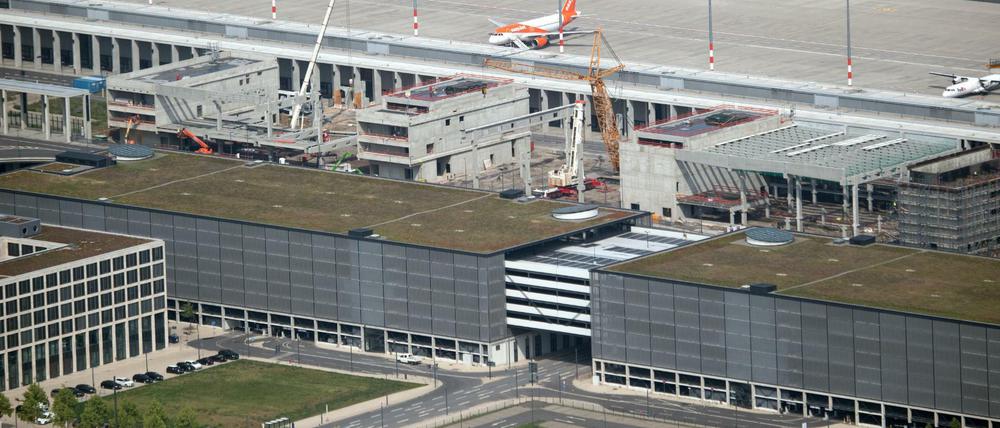 Bauarbeiten am Terminal Nord des BER: Das Terminal 2 (M), Parkhäuser (vorn) und das Pier Nord des Terminal 1 (hinten).