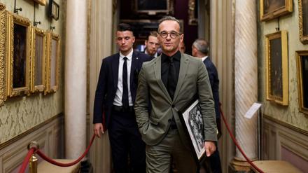 Heiko Maas (SPD) bei der Rückgabe eines Beutekunst-Gemäldes an Italien in den Uffizien in Florenz. Unter dem Arm trägt er ein Foto des restituierten Werkes, das er als Geschenk erhielt.