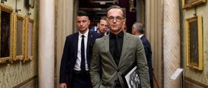 Heiko Maas (SPD) bei der Rückgabe eines Beutekunst-Gemäldes an Italien in den Uffizien in Florenz. Unter dem Arm trägt er ein Foto des restituierten Werkes, das er als Geschenk erhielt.