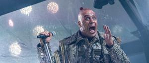 Till Lindemann, Frontsänger der deutschen Rockband Rammstein, singt in der Commerzbank-Arena.
