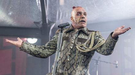 Till Lindemann, Frontsänger der deutschen Rockband Rammstein, singt in der Commerzbank-Arena.