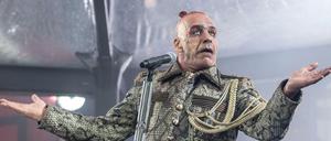 Till Lindemann, Frontsänger der deutschen Rockband Rammstein, singt in der Commerzbank-Arena.