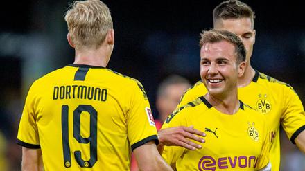 Dortmunds Mario Götze (r) kämpft mit Julian Brandt um einen Stammplatz.