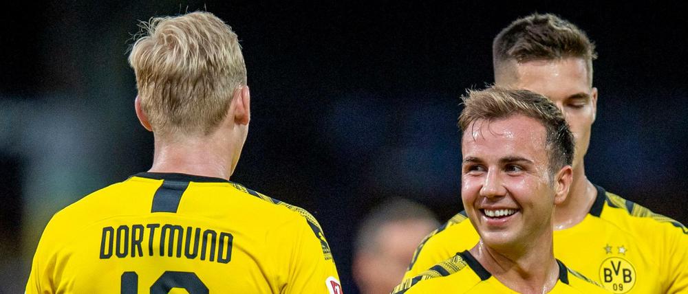 Dortmunds Mario Götze (r) kämpft mit Julian Brandt um einen Stammplatz.