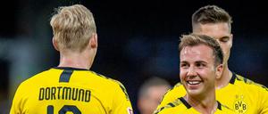 Dortmunds Mario Götze (r) kämpft mit Julian Brandt um einen Stammplatz.
