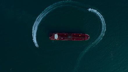 Der britische Öltanker «Stena Impero» in der Straße von Hormus, der von Schnellbooten der iranischen Revolutionsgarden umkreist wird.