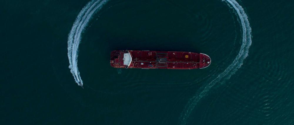 Der britische Öltanker «Stena Impero» in der Straße von Hormus, der von Schnellbooten der iranischen Revolutionsgarden umkreist wird.
