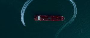 Der britische Öltanker «Stena Impero» in der Straße von Hormus, der von Schnellbooten der iranischen Revolutionsgarden umkreist wird.