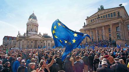 Volle Begeisterung für Europa. Hier die Bewegung "Pulse of Europe" am Gendarmenmarkt.