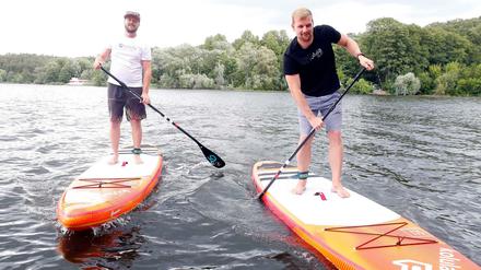 Schwankendes Start-Up. Die „Kolula“-Gründer Lars Emisch (li.) und Steven Bredow beim Stand-Up-Paddeling auf der Havel.