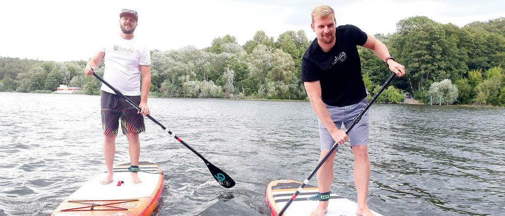 Schwankendes Start-Up. Die „Kolula“-Gründer Lars Emisch (li.) und Steven Bredow beim Stand-Up-Paddeling auf der Havel.