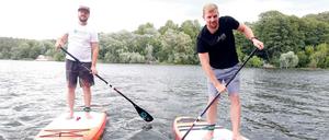 Schwankendes Start-Up. Die „Kolula“-Gründer Lars Emisch (li.) und Steven Bredow beim Stand-Up-Paddeling auf der Havel.